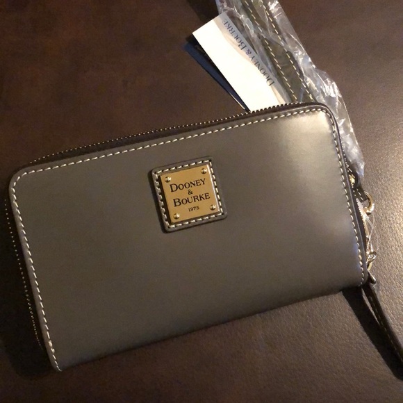 Dooney & Bourke Handbags - 💝Dooney Florentine phone wristlet💝